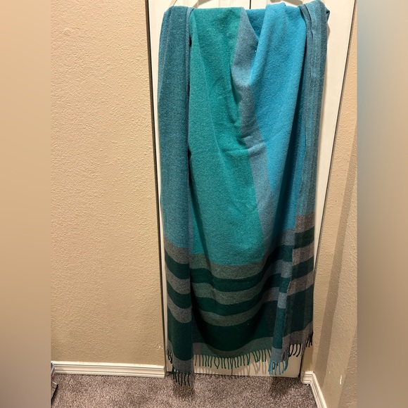 Designers Guild Bampton Emerald Woven Throw Wool blend , 190cmx130cm - Picture 9 of 9